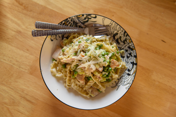 Summertime Lunch Ideas – Creamy Chicken, Leek and Pea Pasta Recipe