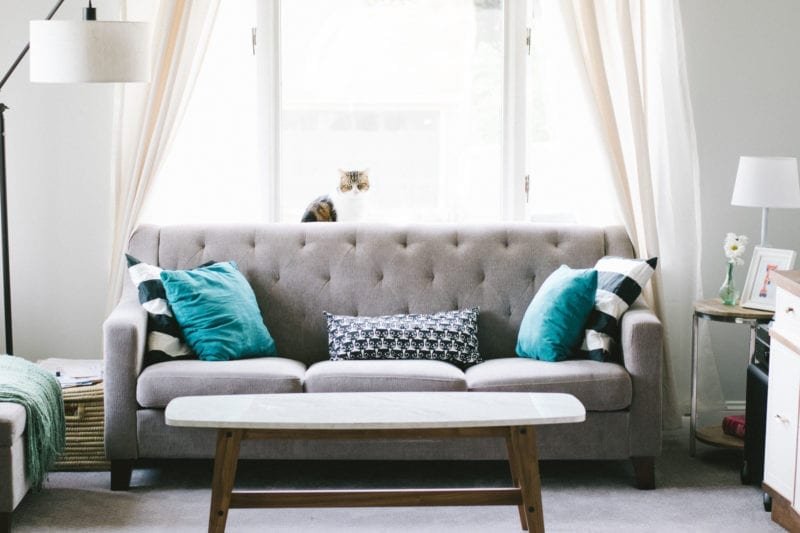 decluttering your living room - decluttering tips