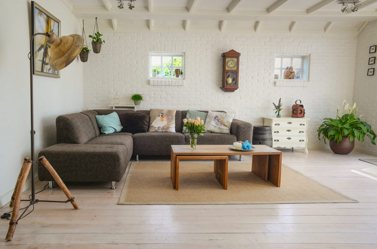 Space-Saving Solutions: How to Create a Versatile and Stylish Living Area