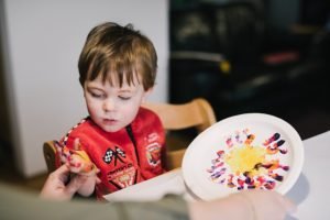 Crafts // Mothers Day Craft for Toddlers – Handprint Flower Card