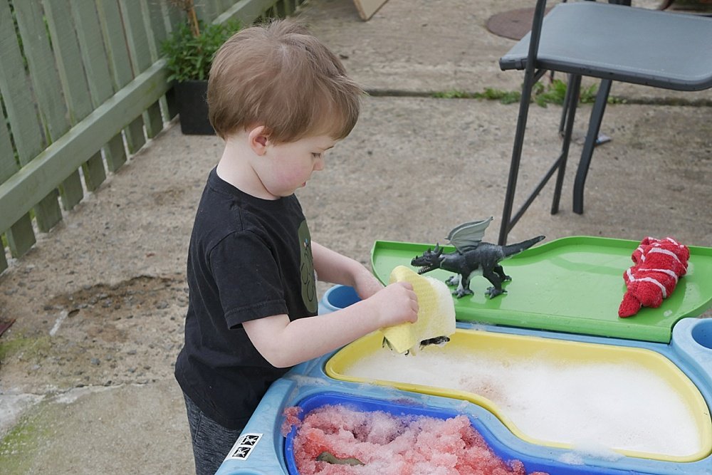 Gelli Baff messy play ideas for toddlers - using dinosaurs