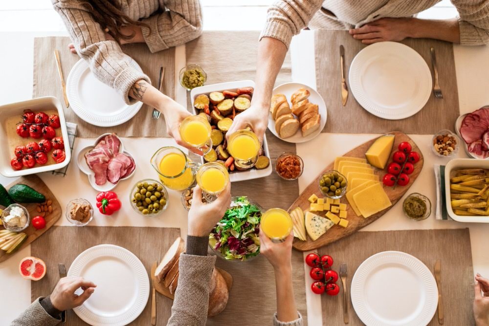 Tips to strengthen family ties - east meals together