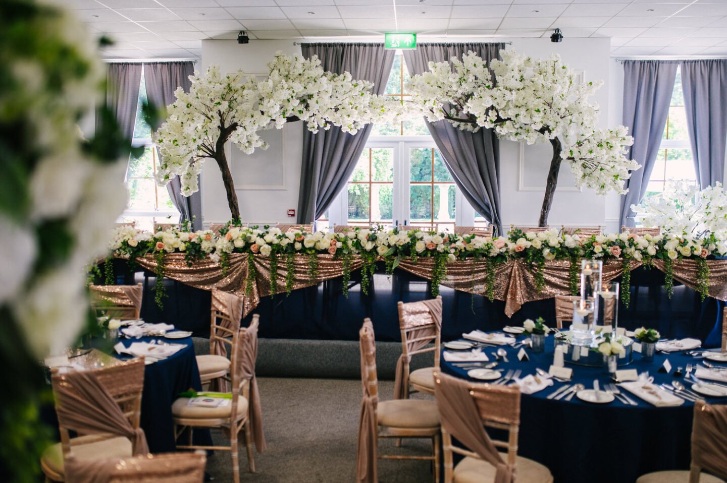 Blue wedding tradition - something blue, navy blue and rose gold wedding decor