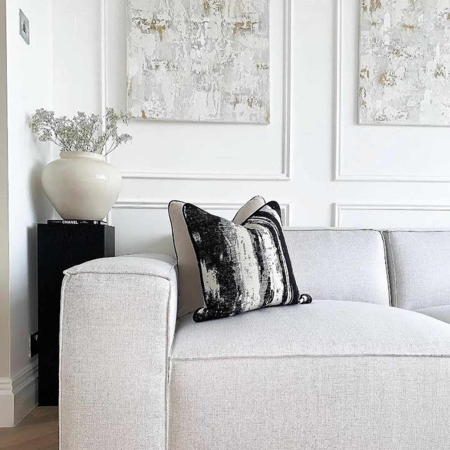 Black Interior Design - Living room - Etsy Cushions 