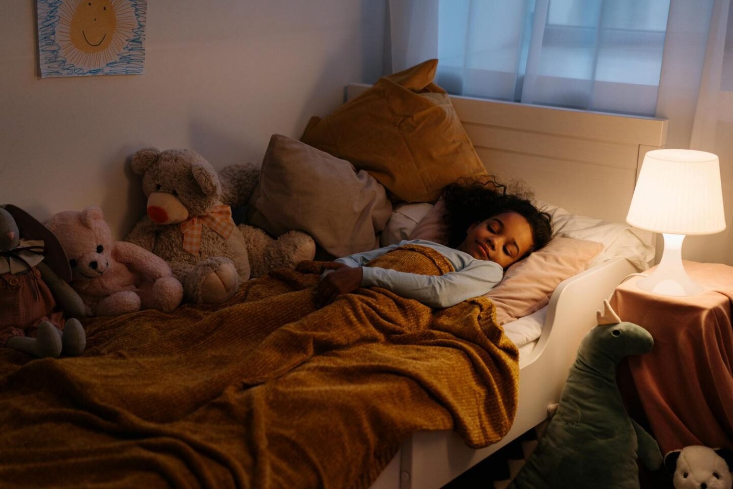 Sleeping child in a bedroom with warm lighting - Article about What to eat for better sleep